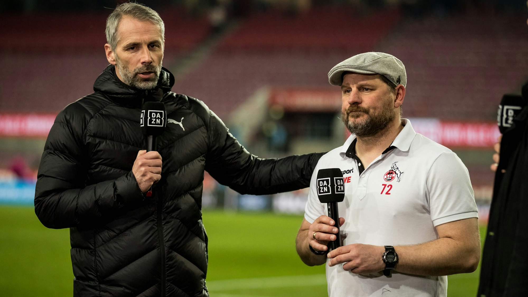 Dortmunds Trainer Marco Rose (l.) und Kölns Coach Steffen Baumgart geben vor dem Duell ihrer Mannschaften am 20. März 2022 bei TV-Sender Sky ein Interview.
