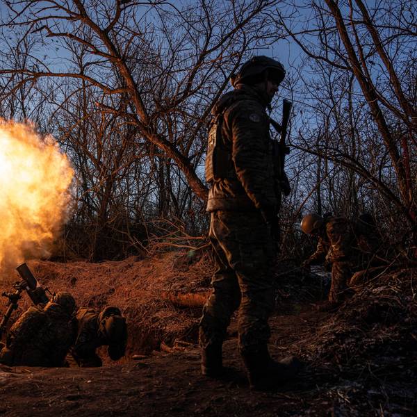 Ukrainische Soldaten feuern einen 120-mm-Mörser auf russische Stellungen an der Frontlinie in der Nähe von Bachmut. Russland hat in der ukrainischen Stadt vor allem Wagner-Söldner eingesetzt, berichten die Soldaten. (Archivbild)