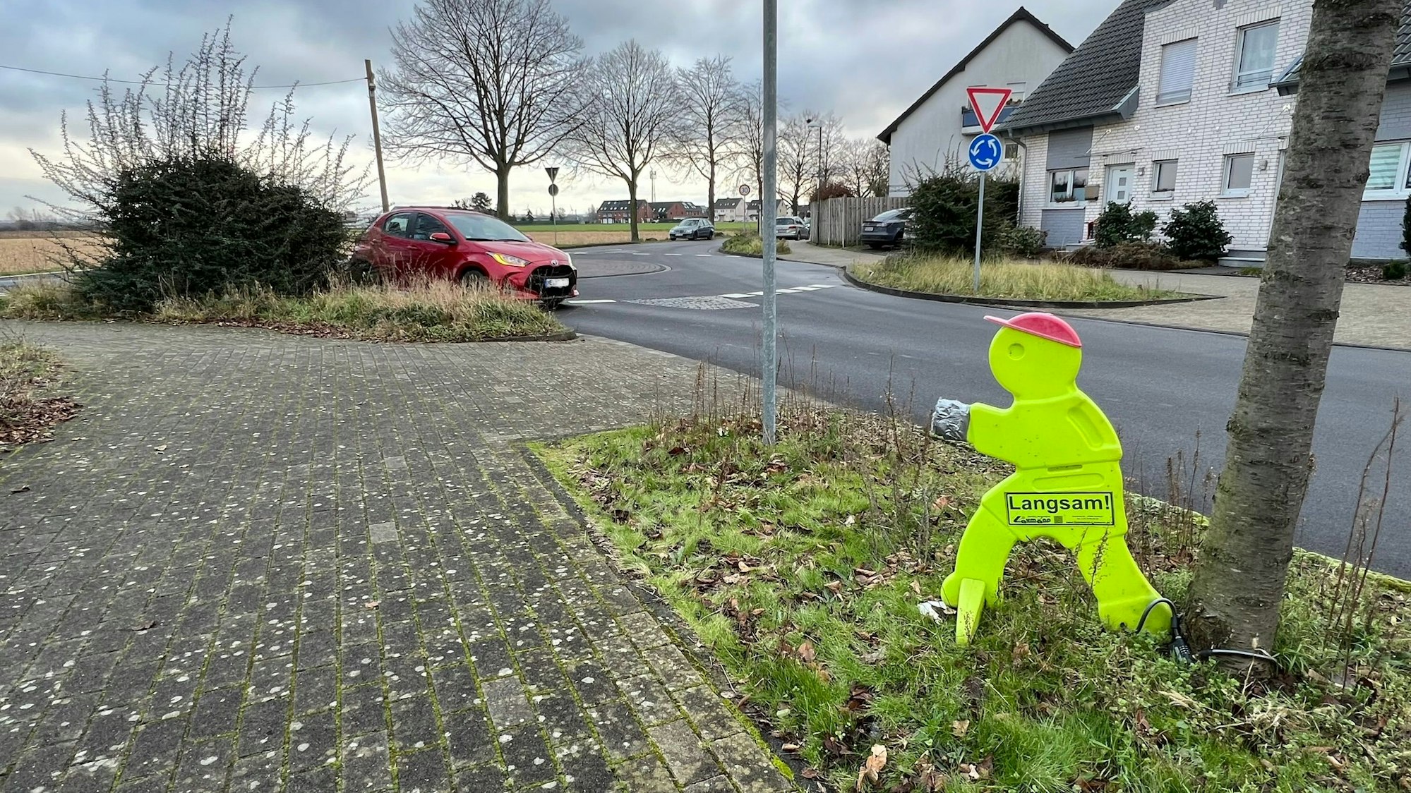 Kreisverkehr an der Hitdorfer Ringstraße, Einmündung Kleingansweg (l.)