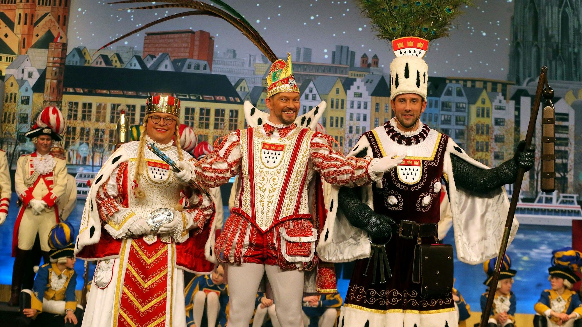 Kölner Karneval, Proklamation der Kölner Dreigestirne als TV-Produktion im Kölner Gürzenich, Oberbürgermeisterin Henriette Reker übergibt Insignien, ohne Publikum, aber zusammen mit dem Kölner Kinderdreigestirn,
Dreigestirn: Prinz Sven I. (Oleff), Bauern Gereon (Glasemacher), Jungfrau Gerdemie (Dr. Björn Braun),
07.01.2022, Bild: Herbert Bucco