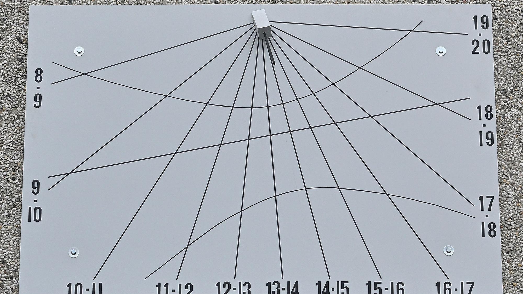 Die selbst gebaute Sonnenuhr hängt an der Außenwand der Schule.
