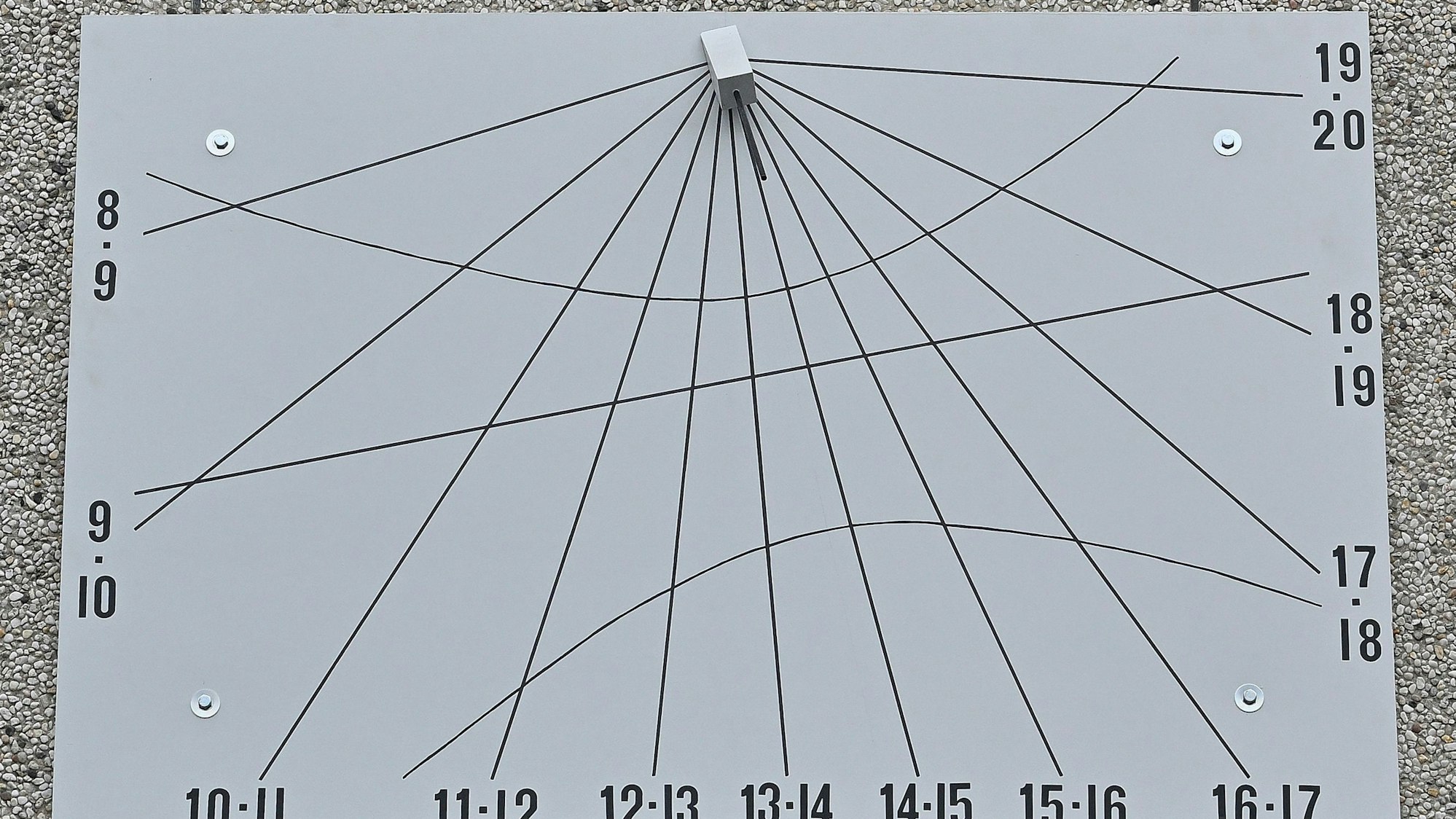 Die selbst gebaute Sonnenuhr hängt an der Außenwand der Schule.