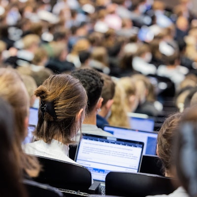 Studierende bei einer Vorlesung