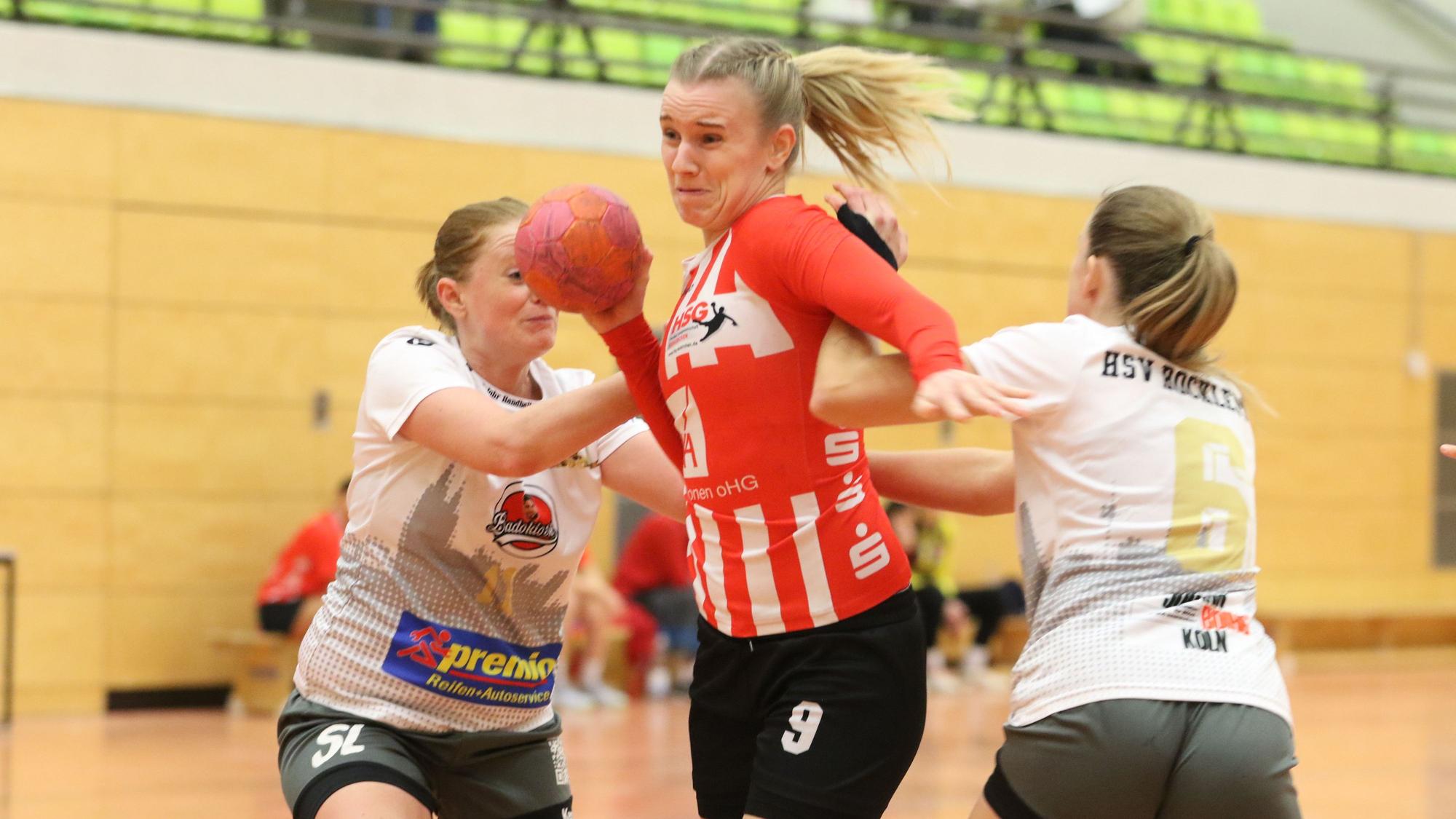 Corinna Schmitz wird beim Spiel gegen den HSV Bocklemünd II hart angegangen.