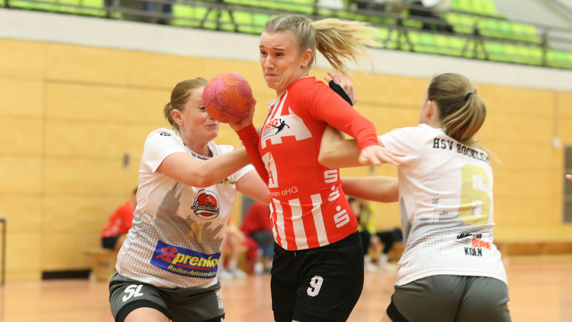 Corinna Schmitz wird beim Spiel gegen den HSV Bocklemünd II hart angegangen.