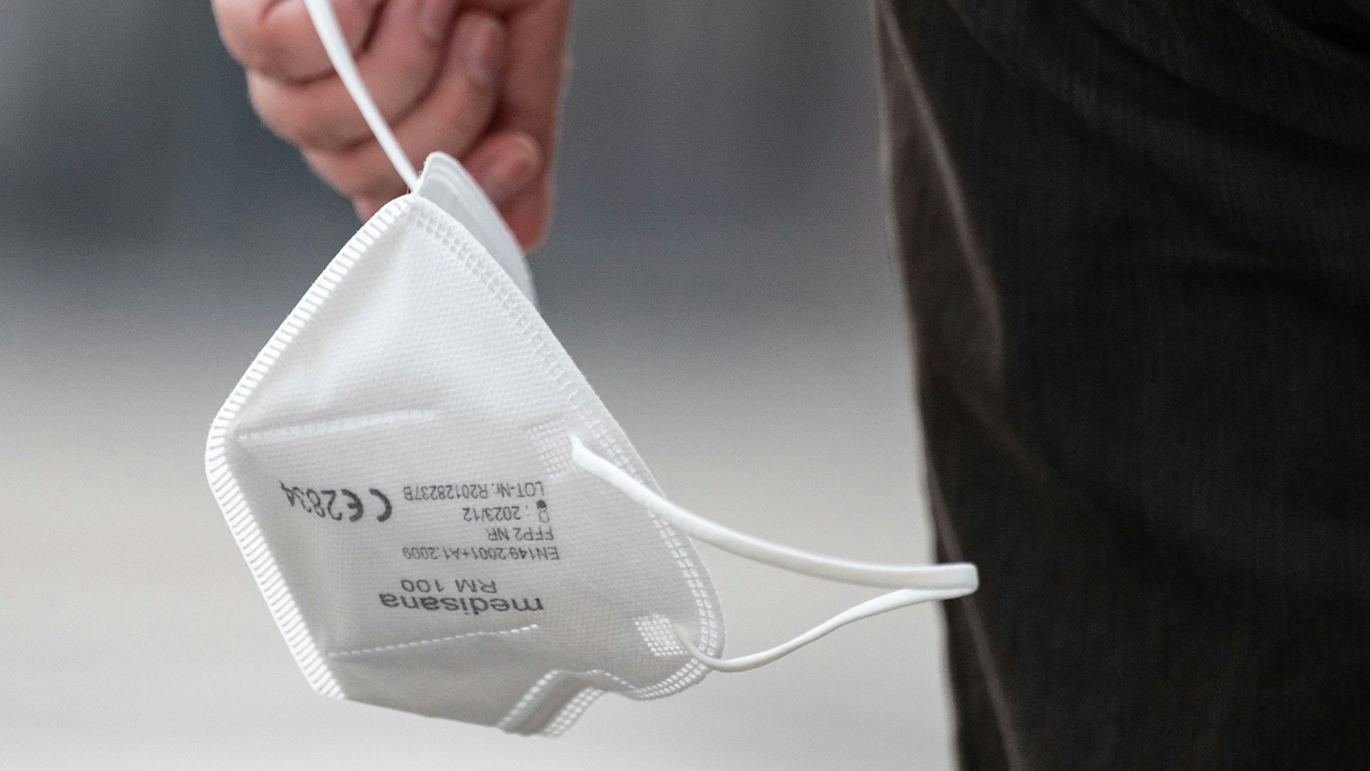 In Bus und Bahn kein Muss mehr: die Maske.