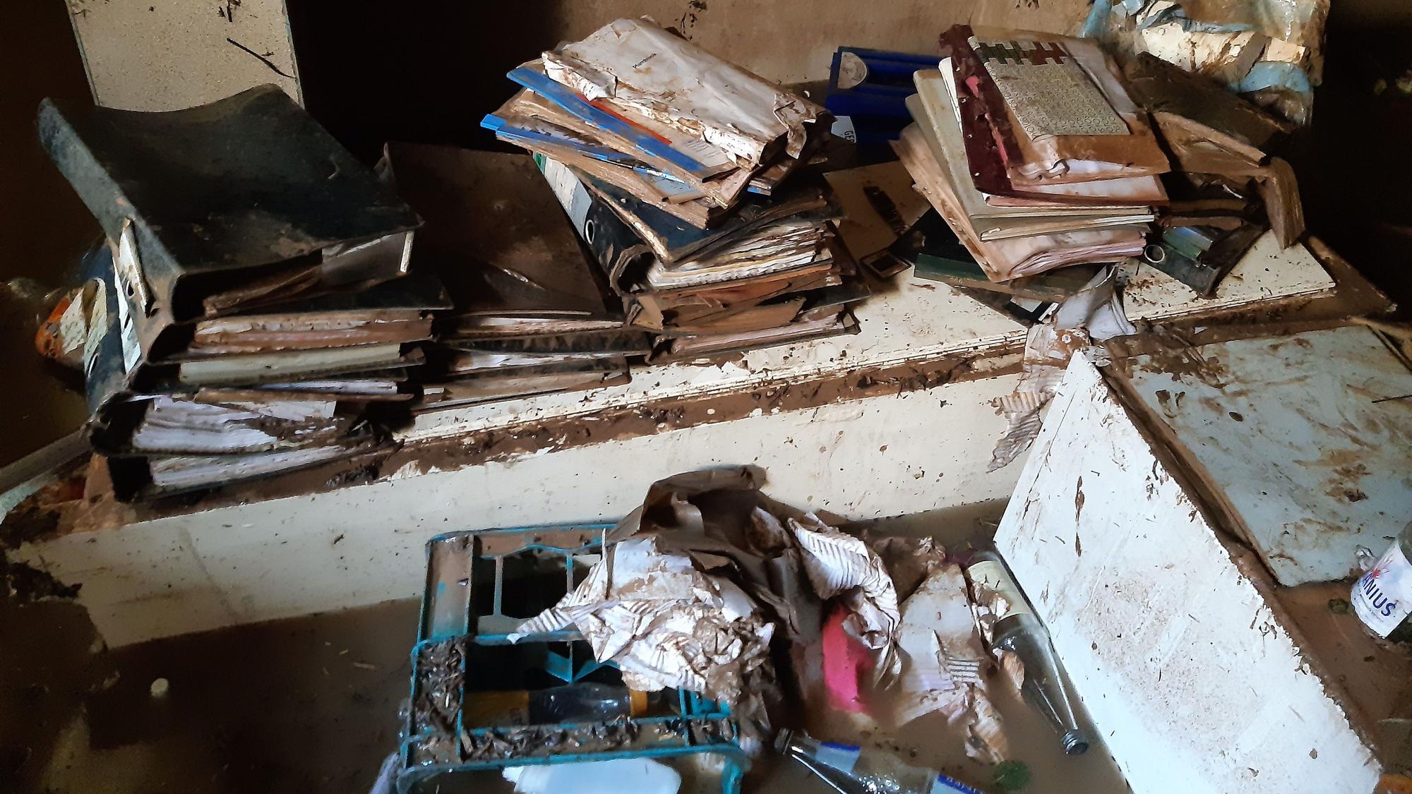 Die alten Kirchenbücher aus St. Nikolaus in Gemünd waren nach der Flut voller Schlamm.