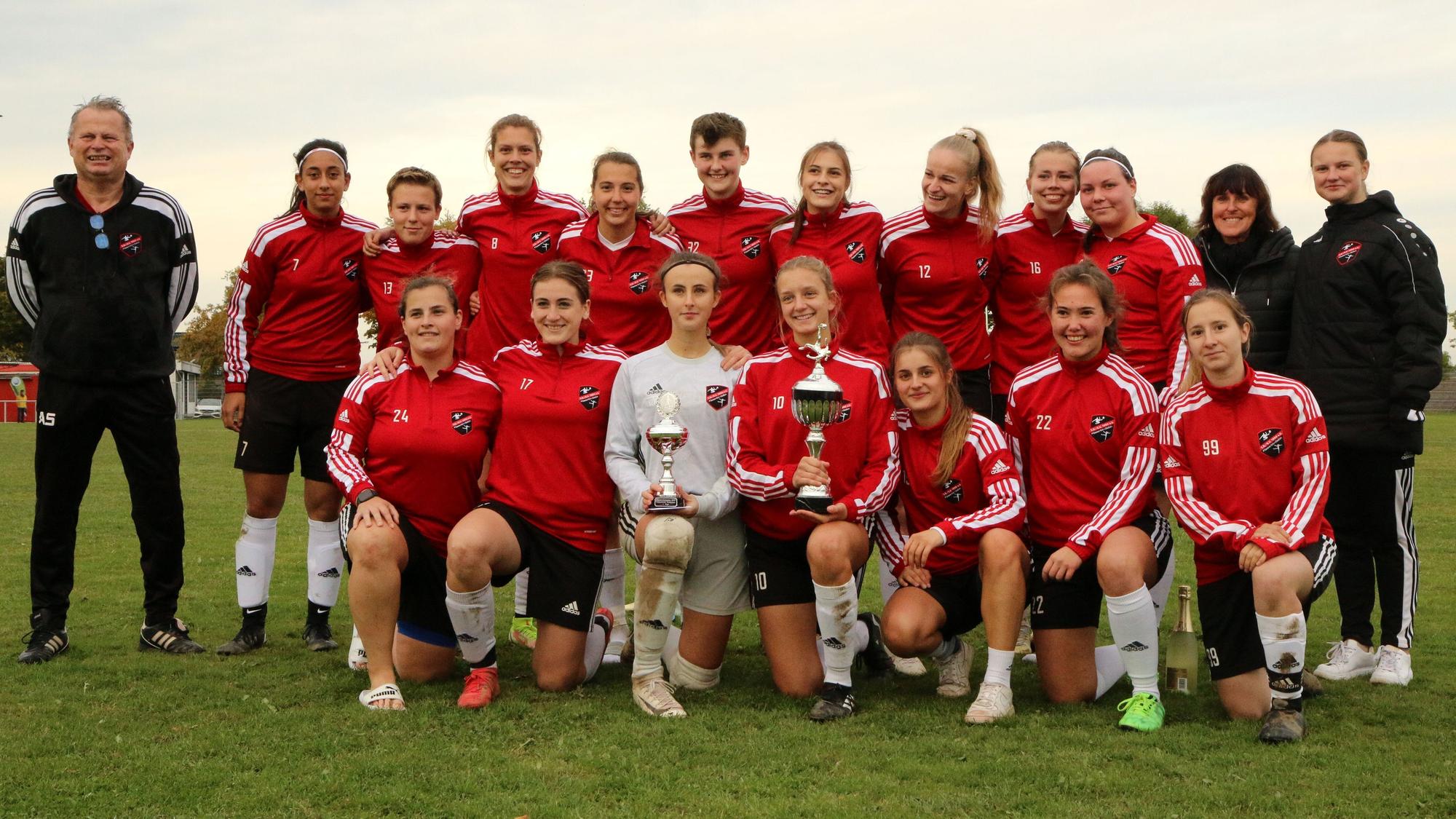 Die Fußballerinnen des TB-SV Füssenich-Geich haben den Pokal gewonnen.