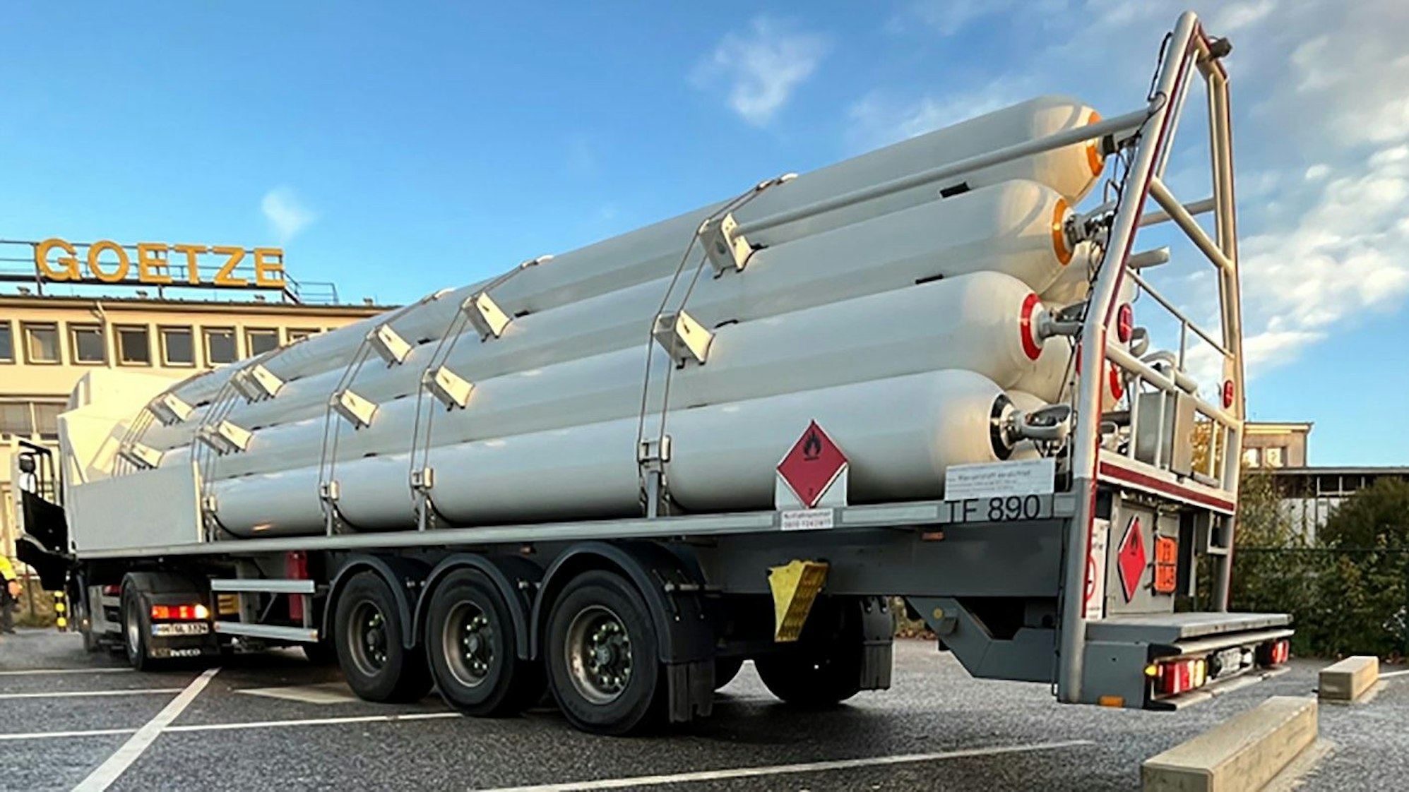 Ein Lastwagen mit Tanks, in denen Wasserstoff transportiert wird, vor dem Goetzewerk in Burscheid
