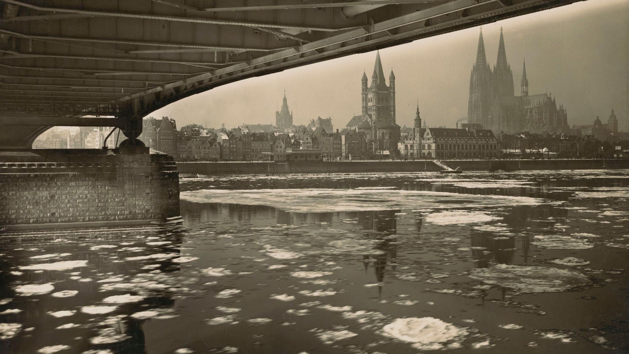Die Kölner Altstadt in den 1930er Jahren von unter der Hindenburgbrücke aus gesehen.