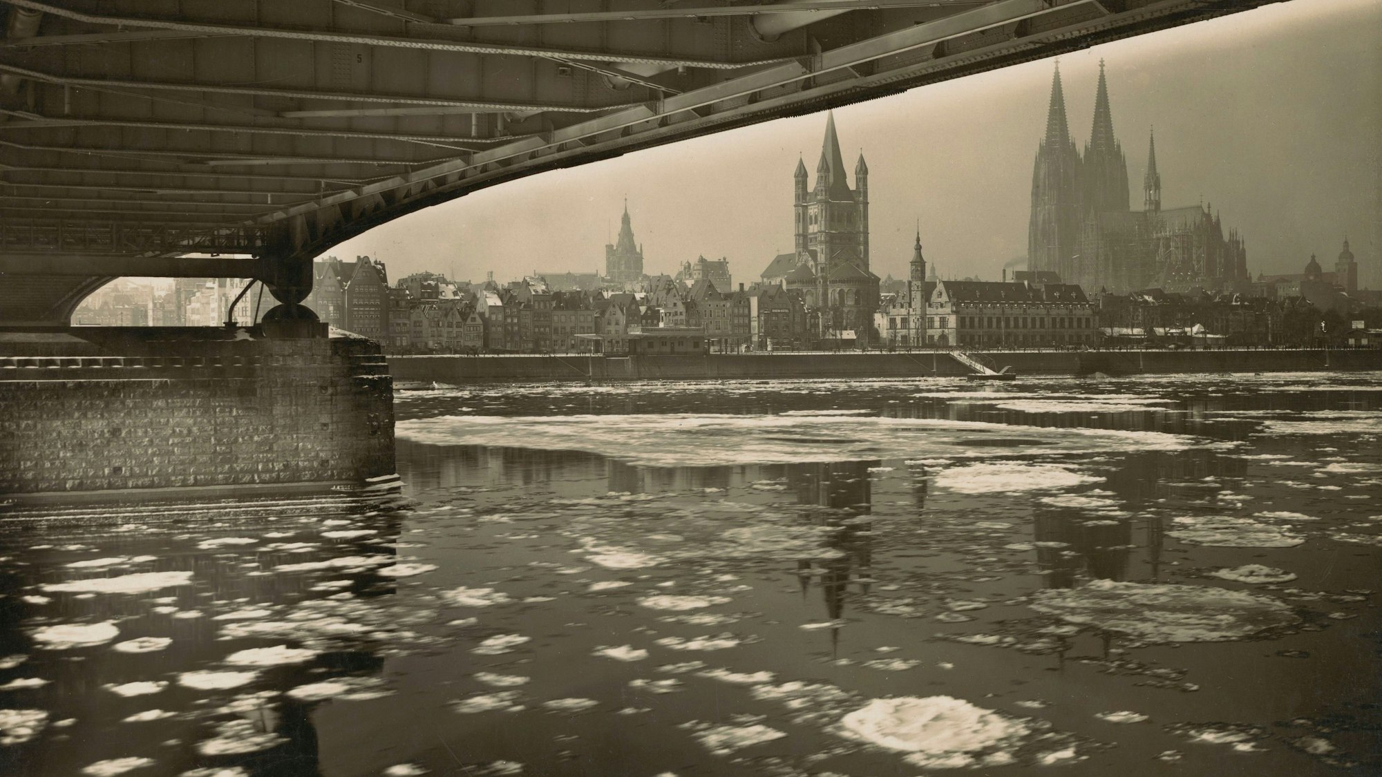 Die Kölner Altstadt in den 1930er Jahren von unter der Hindenburgbrücke aus gesehen.