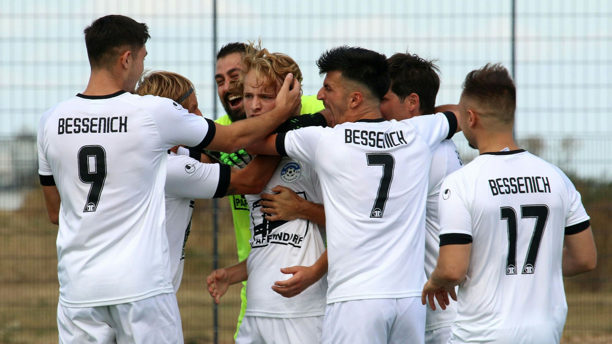 Fußballspieler aus Bessenich jubeln gemeinsam.