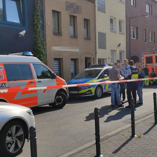 Die Polizei und Rettungskräfte im Juni vergangenen Jahres am Tatort in Köln-Kalk.