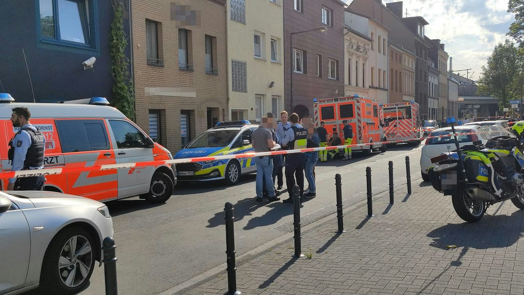 Die Polizei und Rettungskräfte im Juni vergangenen Jahres am Tatort in Köln-Kalk.