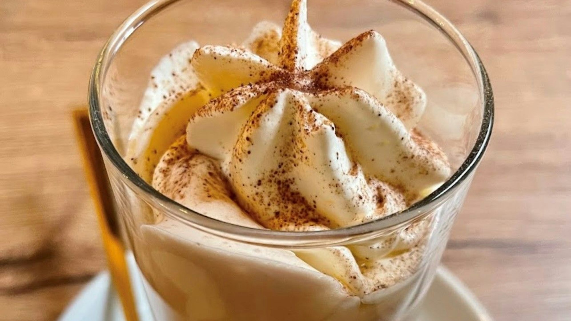 Eine lecker angerichtete heiße Schokolade im Cafe Chocolate in Köln.