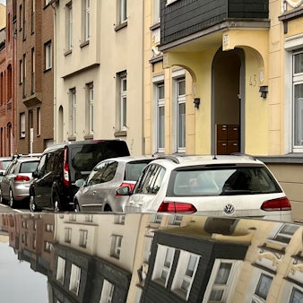 Geregeltes Gehweg-Parken in Opladen, Gartenstraße