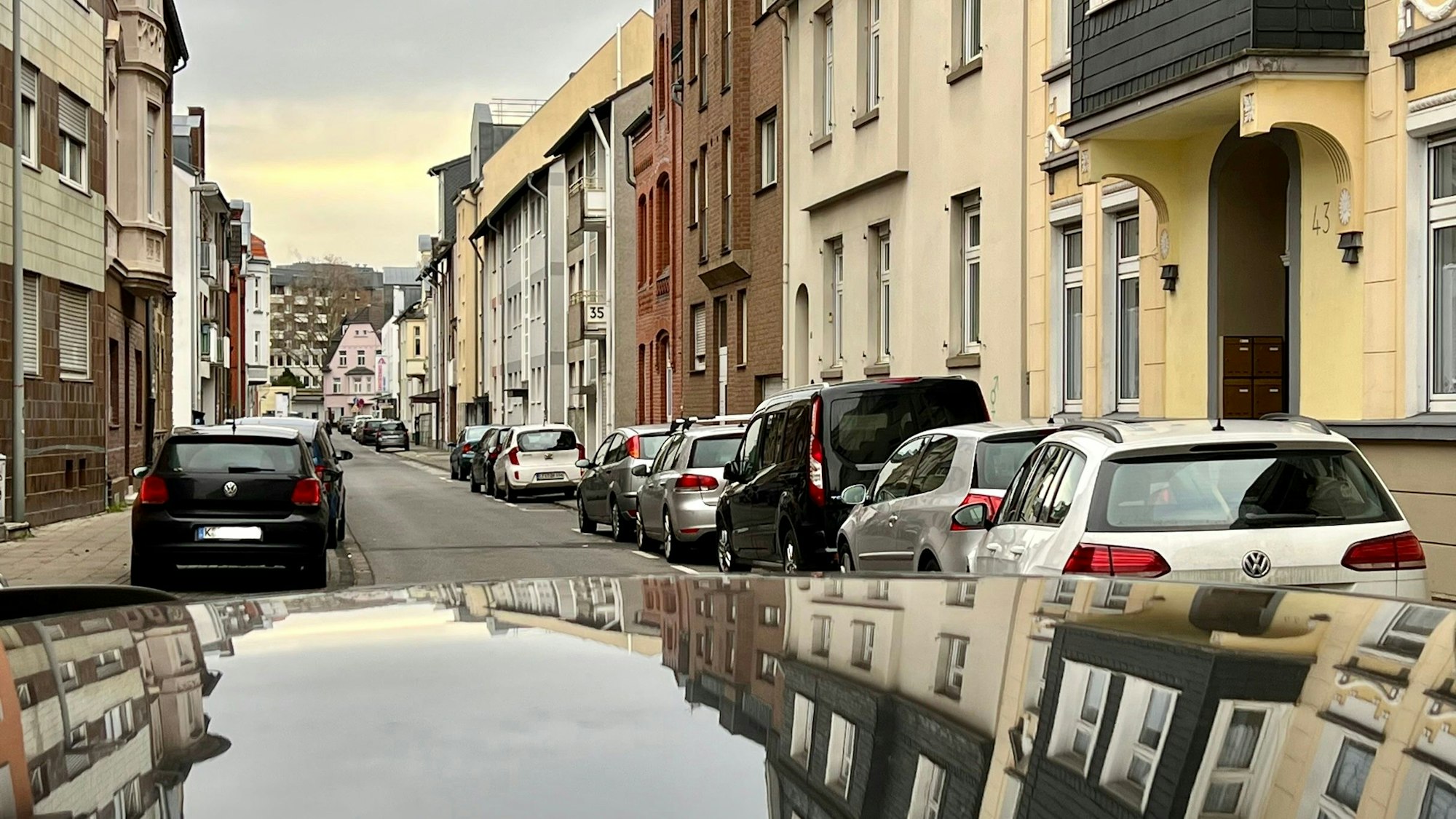 Geregeltes Gehweg-Parken in Opladen, Gartenstraße