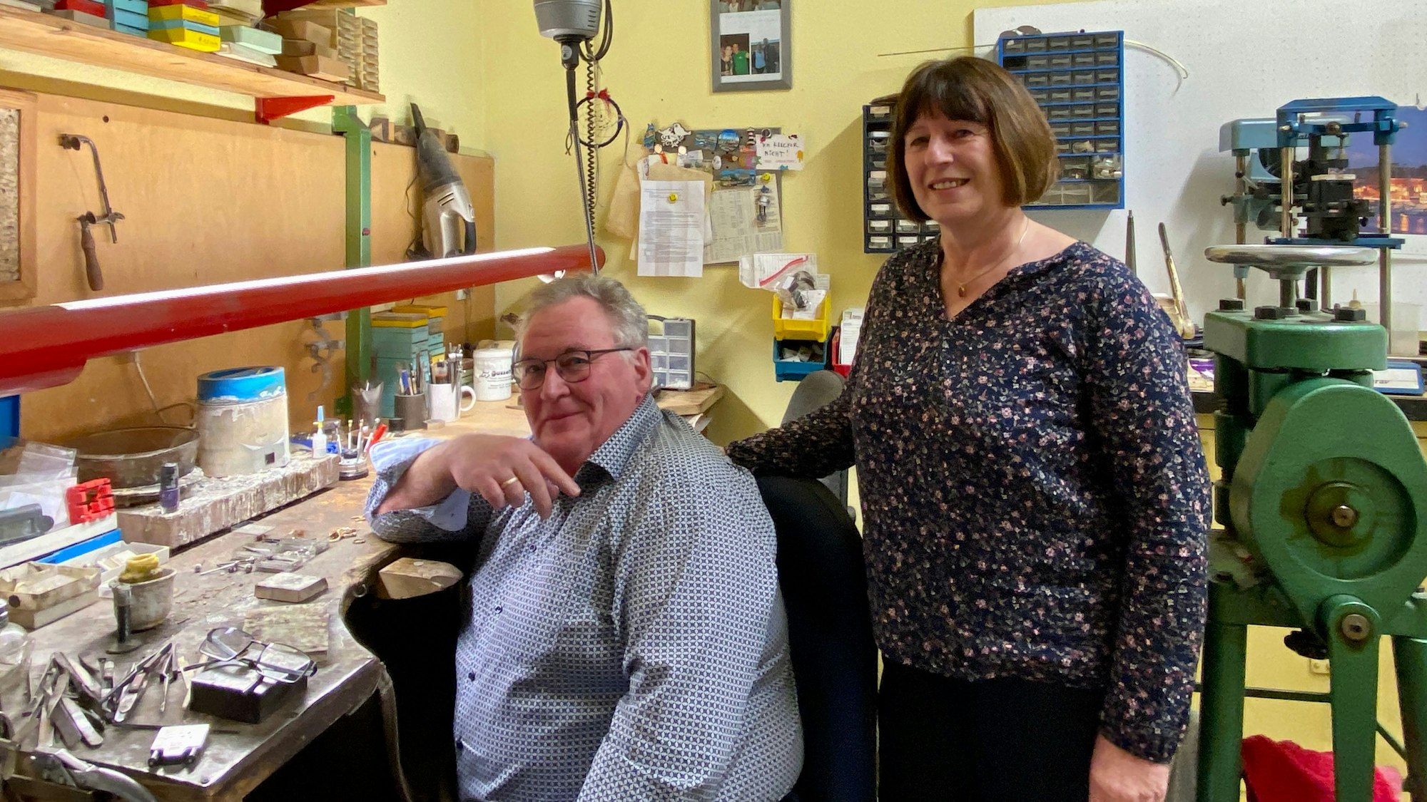 Ein älteres Ehepaar befindet sich in einer Werkstatt