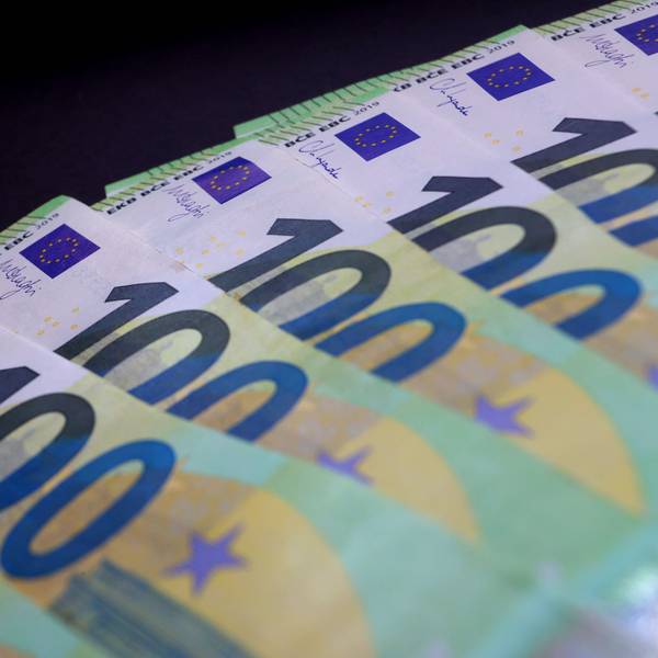 Mehrere hundert Euro Scheine liegen auf einem Tisch.