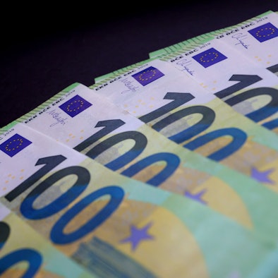 Mehrere hundert Euro Scheine liegen auf einem Tisch.