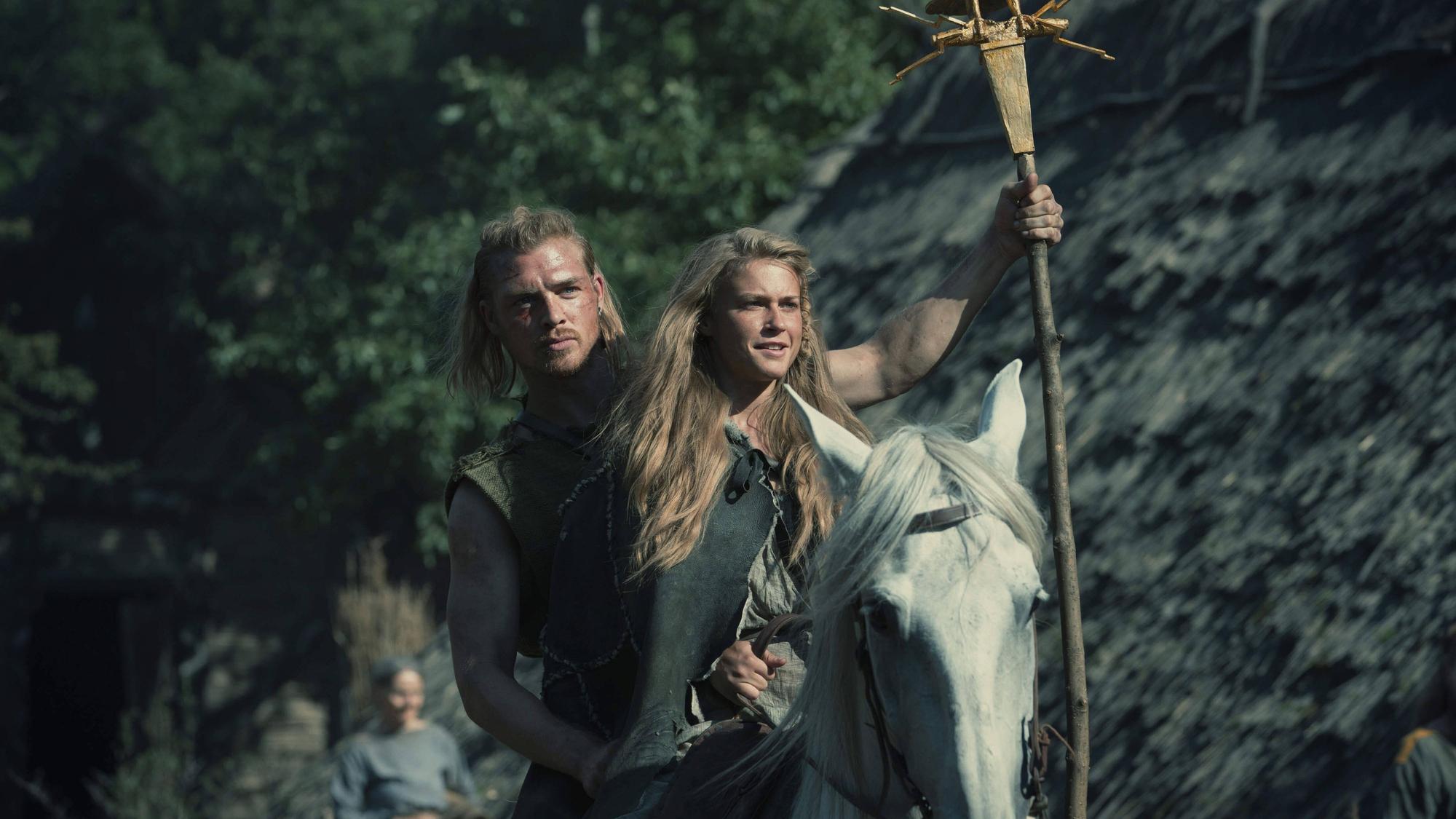 David Schütter and Jeanne Goursaud reiten für die Serie „Barbaren “auf einem Schimmel.