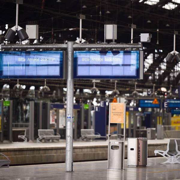 Nahezu menschenleer zeigen sich die Bahnsteige auf dem Hauptbahnhof. Ein kaputtes Stellwerk hat den Betrieb im Kölner Hauptbahnhof nahezu vollständig lahmgelegt. Es könnten keine Züge durch den Bahnhof fahren. Als Folge komme es zu erheblichen Verspätungen und Zugausfällen.