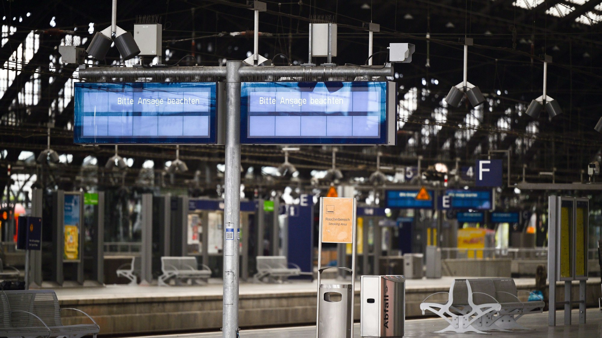 Nahezu menschenleer zeigen sich die Bahnsteige auf dem Hauptbahnhof. Ein kaputtes Stellwerk hat den Betrieb im Kölner Hauptbahnhof nahezu vollständig lahmgelegt. Es könnten keine Züge durch den Bahnhof fahren. Als Folge komme es zu erheblichen Verspätungen und Zugausfällen.