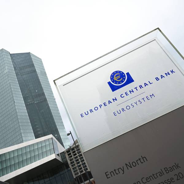 Eine Stele mit der Inschrift «European Central Bank Eurosystem» steht vor der Zentrale der Europäischen Zentralbank (EZB).