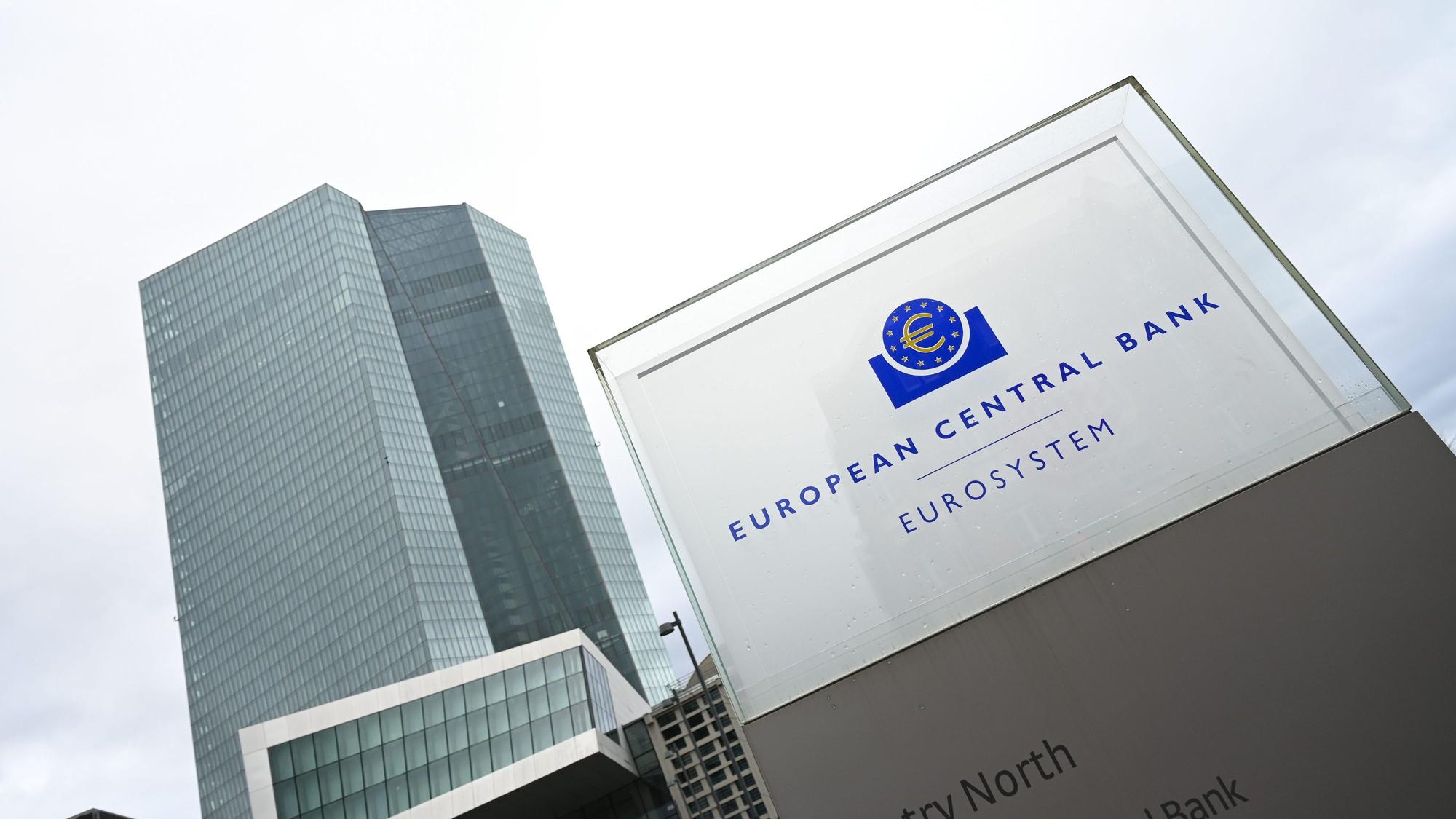 Eine Stele mit der Inschrift «European Central Bank Eurosystem» steht vor der Zentrale der Europäischen Zentralbank (EZB).