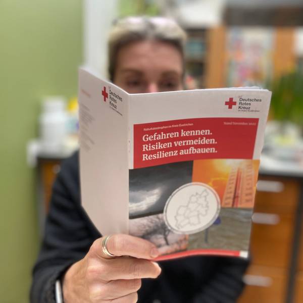 Die neue DRK-Broschüre wird in die Kamera gehalten. In der Broschüre geht es um Tipps für mögliche Krisensituationen.