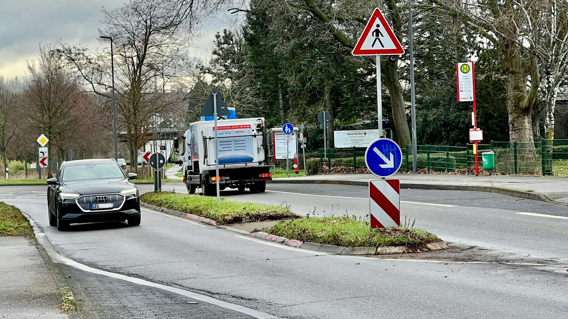 Der Übergang über die Hitdorfer Straße in Höhe des Friedhofs soll besser gesichert werden