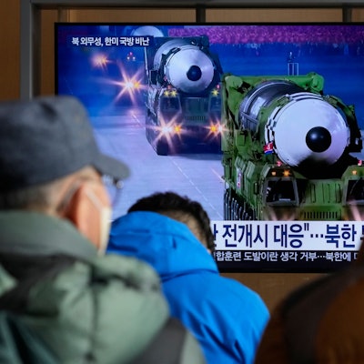 Eine Nachrichtensendung zeigt ein Archivbild nordkoreanischen Raketen bei einer Militärparade in Nordkorea in einem Beitrag der im Bahnhof ausgestrahlt wird. (Archivbild)