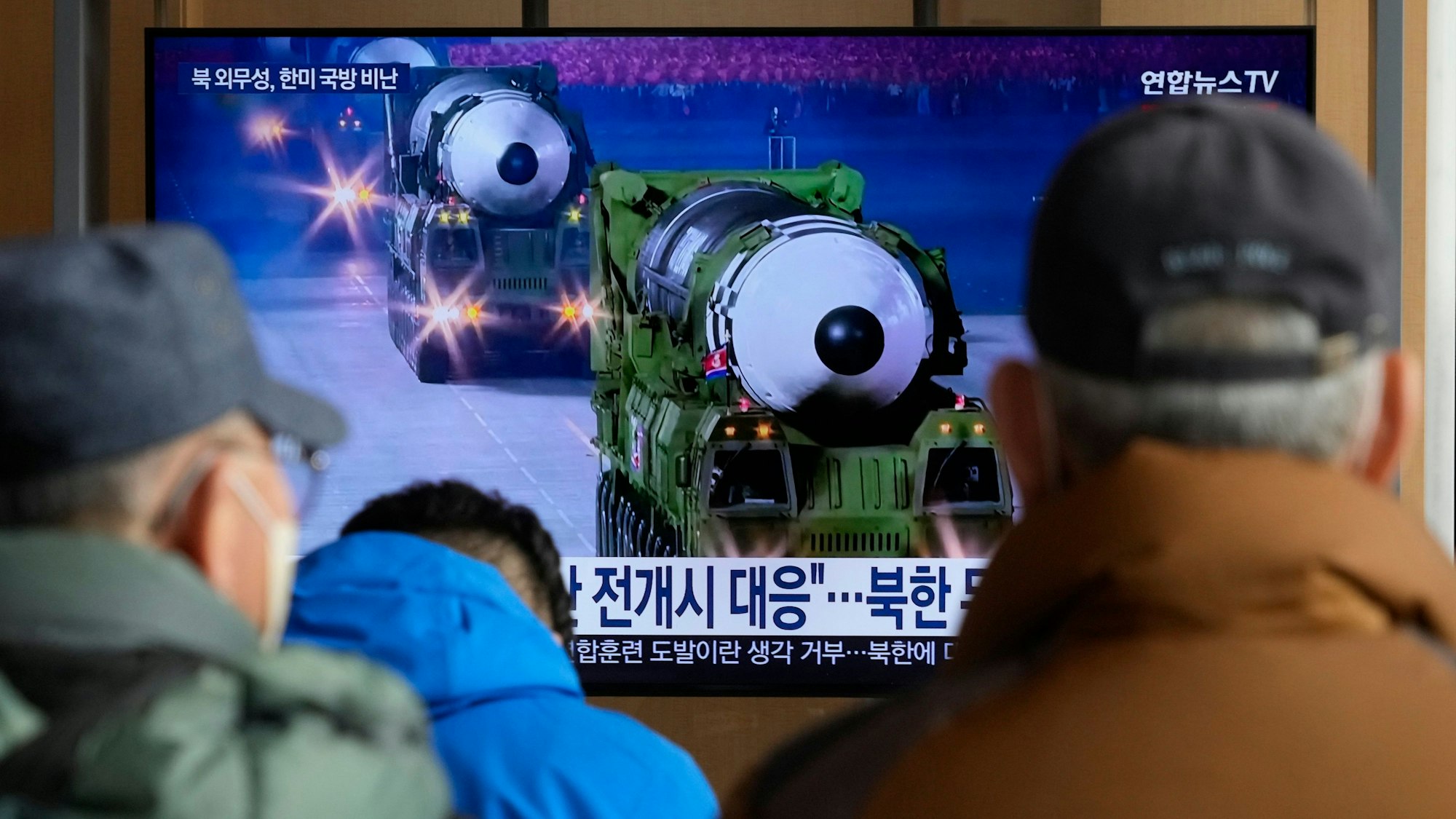 Eine Nachrichtensendung zeigt ein Archivbild nordkoreanischen Raketen bei einer Militärparade in Nordkorea in einem Beitrag der im Bahnhof ausgestrahlt wird. (Archivbild)