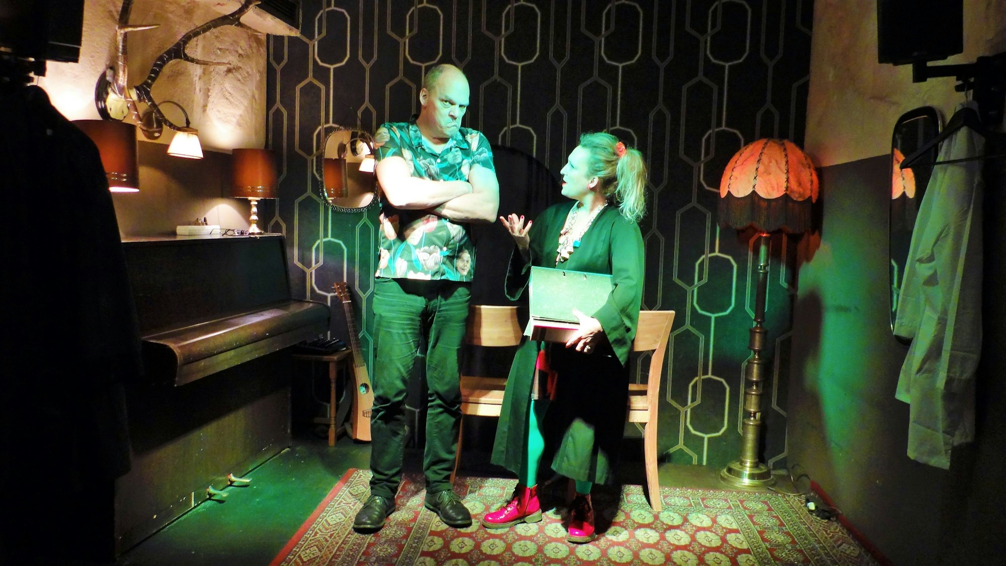 Zwei Schauspieler stehen während der Aufführung von „Narzarett“ auf der Bühne.