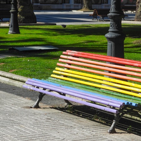 Eine Regenbogenbank in einem Park