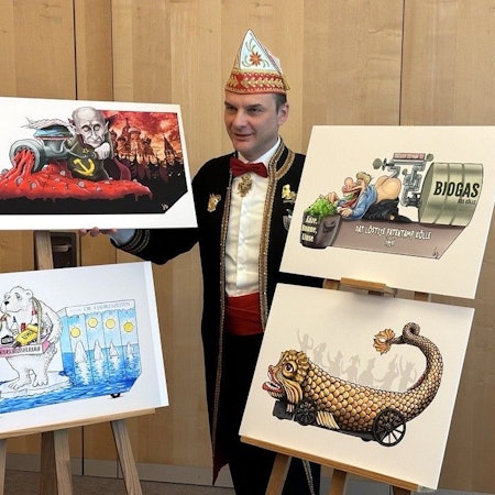 Zugleiter Holger Kirsch präsentiert Entwürfe für Persiflagewagen.