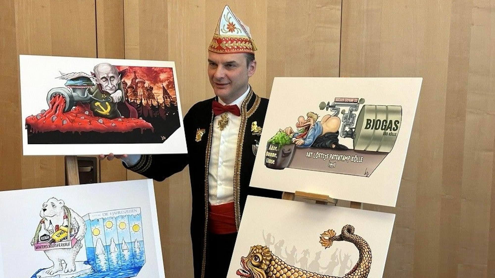 Zugleiter Holger Kirsch präsentiert Entwürfe für Persiflagewagen.