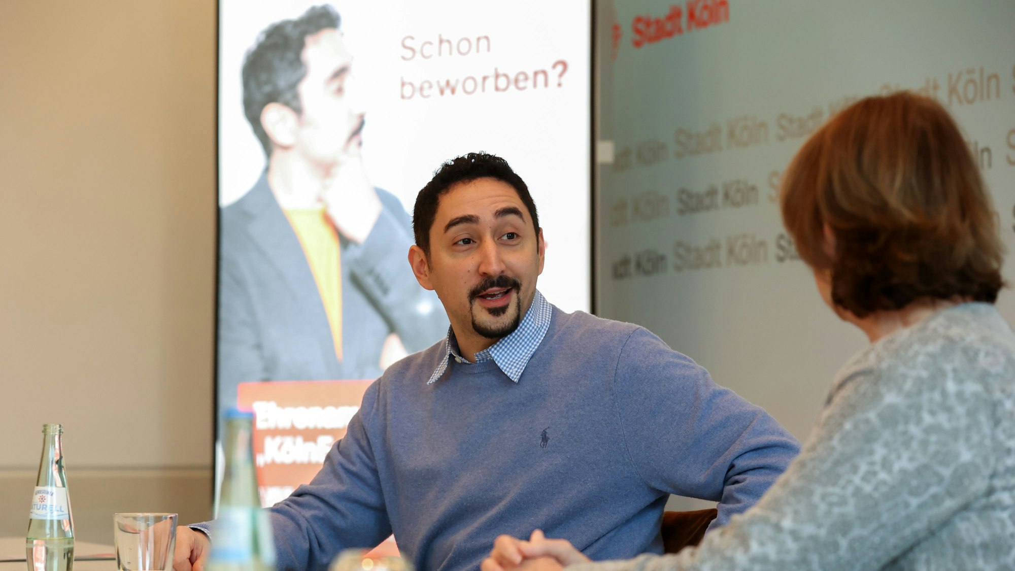 OB Henriette Reker und Rapper Eko Fresh während der Pressekonferenz.