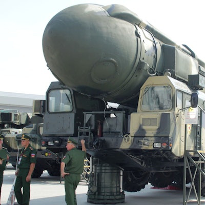 Eine mit Nuklearsprengköpfen bestückbare Interkontinentalrakete vom Typ Topol des russischen Militärs wird auf einen Militärtransporter geladen. (Symbolbild)