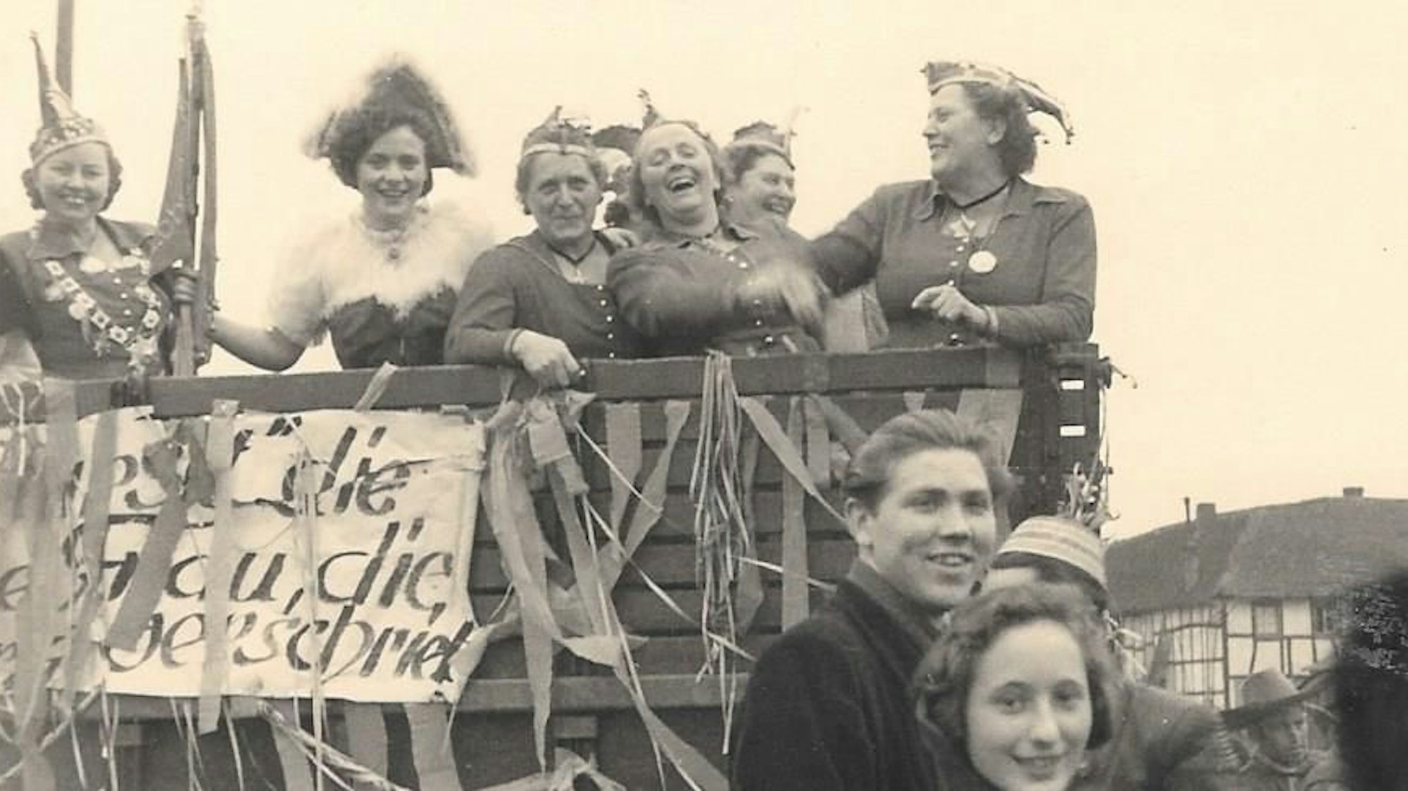 Es ist die Gruppe beim Rosenmontagszug zu sehen.