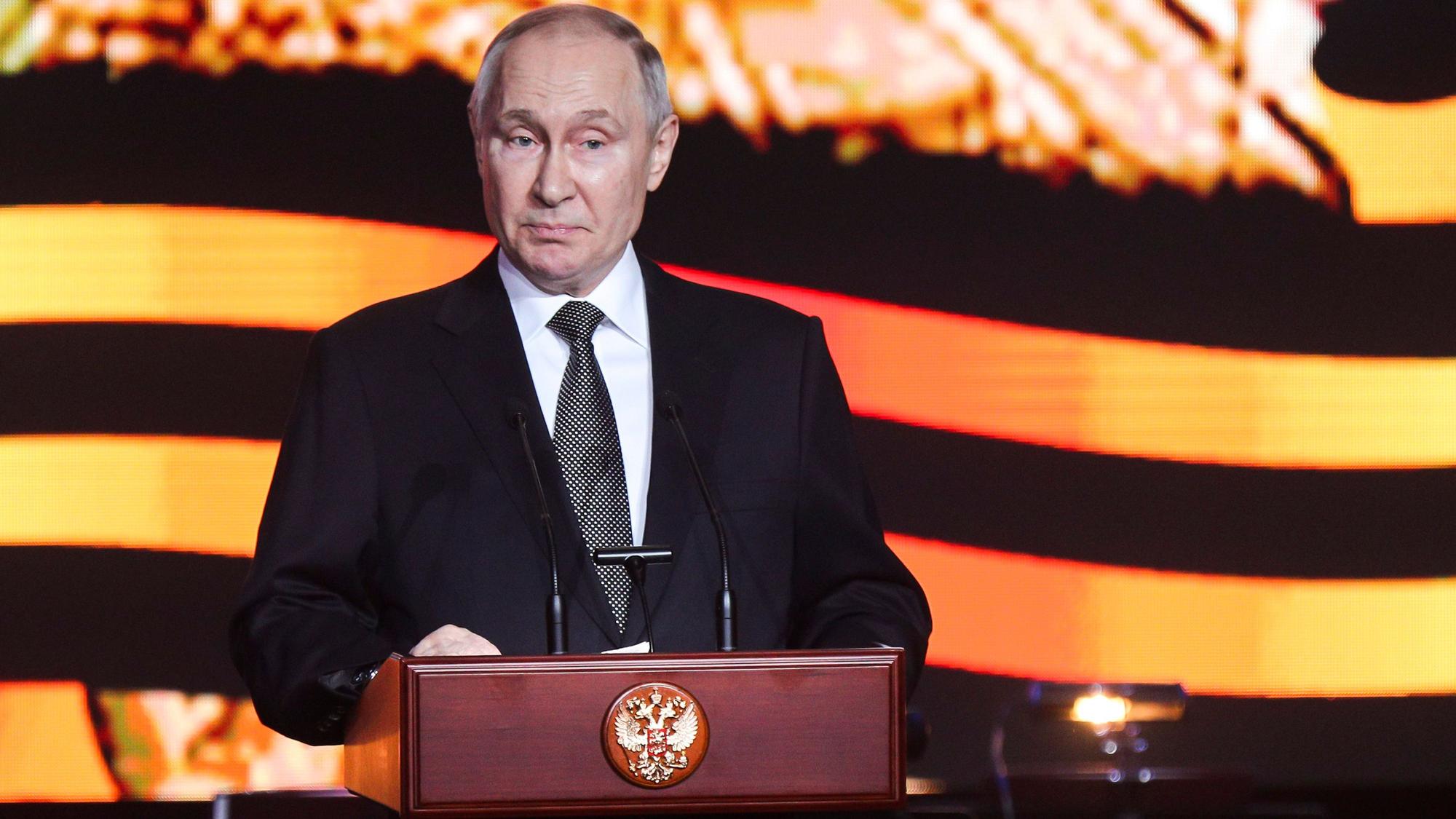 Wladimir Putin, Präsident von Russland, hält eine Rede während einer Gedenkfeier anlässlich des 80. Jahrestages des sowjetischen Sieges in der Schlacht von Stalingrad. 80 Jahre nach dem Sieg der Roten Armee über die Wehrmacht in der Schlacht um Stalingrad hat Kremlchef Wladimir Putin Deutschland vorgeworfen, sich erneut in einen Krieg mit Russland hineinziehen zu lassen.