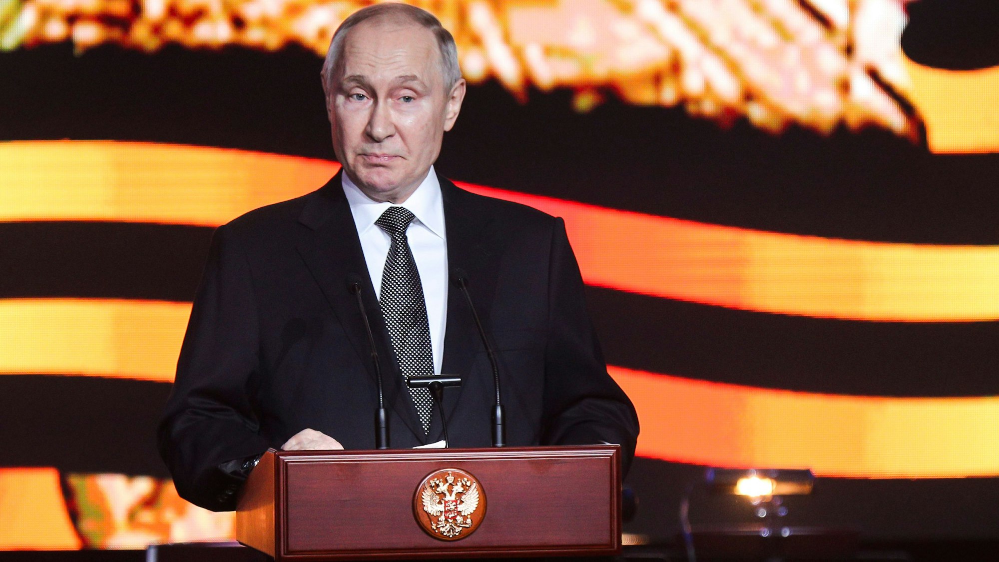 Wladimir Putin, Präsident von Russland, hält eine Rede während einer Gedenkfeier anlässlich des 80. Jahrestages des sowjetischen Sieges in der Schlacht von Stalingrad. 80 Jahre nach dem Sieg der Roten Armee über die Wehrmacht in der Schlacht um Stalingrad hat Kremlchef Wladimir Putin Deutschland vorgeworfen, sich erneut in einen Krieg mit Russland hineinziehen zu lassen.