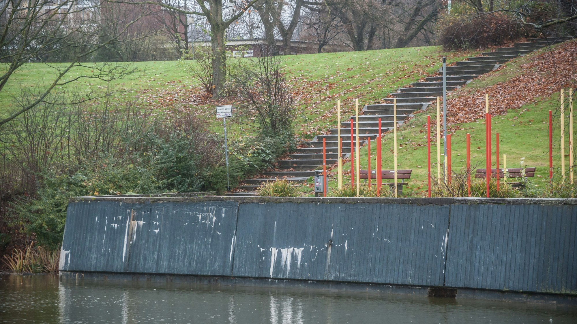 Blick auf den Aquila-See und die angrenzen Grünflächen des Aquila-Parks.