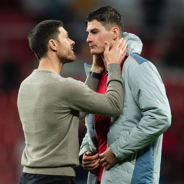 Werkself-Trainer Xabi Alonso im Gespräch mit Patrik Schick.
