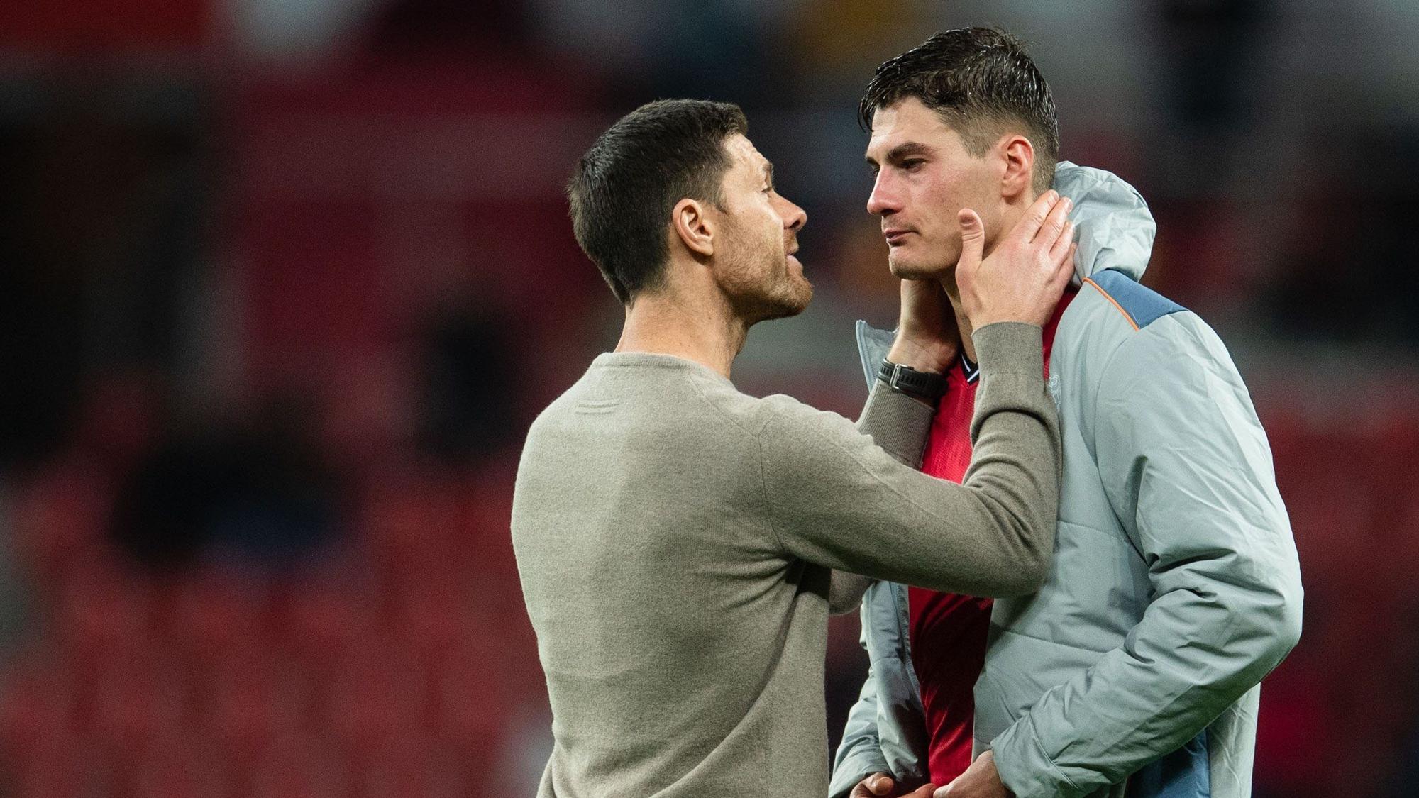 Werkself-Trainer Xabi Alonso im Gespräch mit Patrik Schick.