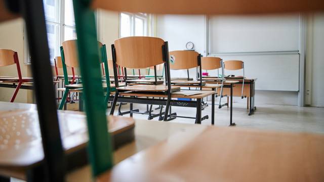 ARCHIV - 11.01.2021, Berlin: In einem Klassenzimmer des John-Lennon-Gymnasiums in Prenzlauer Berg stehen die Stühle auf den Tischen. Die Schule war wegen Corona geschlossen. (zu dpa "Lauterbach wälzt Schulschließungen auf Wissenschaft ab - zu Recht?") Foto: Annette Riedl/dpa +++ dpa-Bildfunk +++