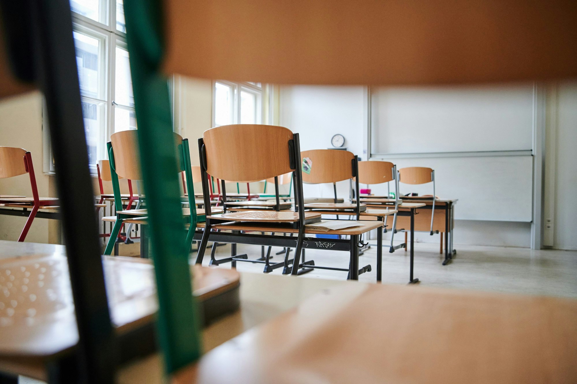 ARCHIV - 11.01.2021, Berlin: In einem Klassenzimmer des John-Lennon-Gymnasiums in Prenzlauer Berg stehen die Stühle auf den Tischen. Die Schule war wegen Corona geschlossen. (zu dpa "Lauterbach wälzt Schulschließungen auf Wissenschaft ab - zu Recht?") Foto: Annette Riedl/dpa +++ dpa-Bildfunk +++
