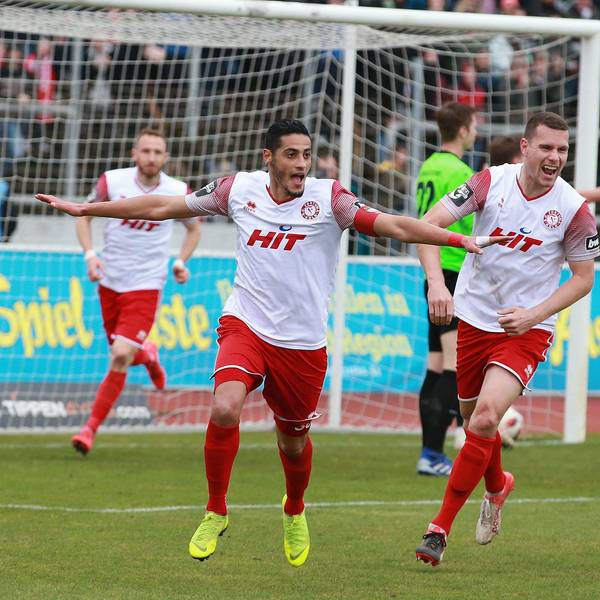 SC Fortuna Köln vs. 1.FC Kaiserslautern
3.Liga
Südstadion
von links: Jubel über den Treffer zum 2:2 Ausgleich
Torschütze Hamdi Dahmani (Fortuna), Thomas Bröker (Fortuna)
02.03.2019
Bild: Herbert Bucco