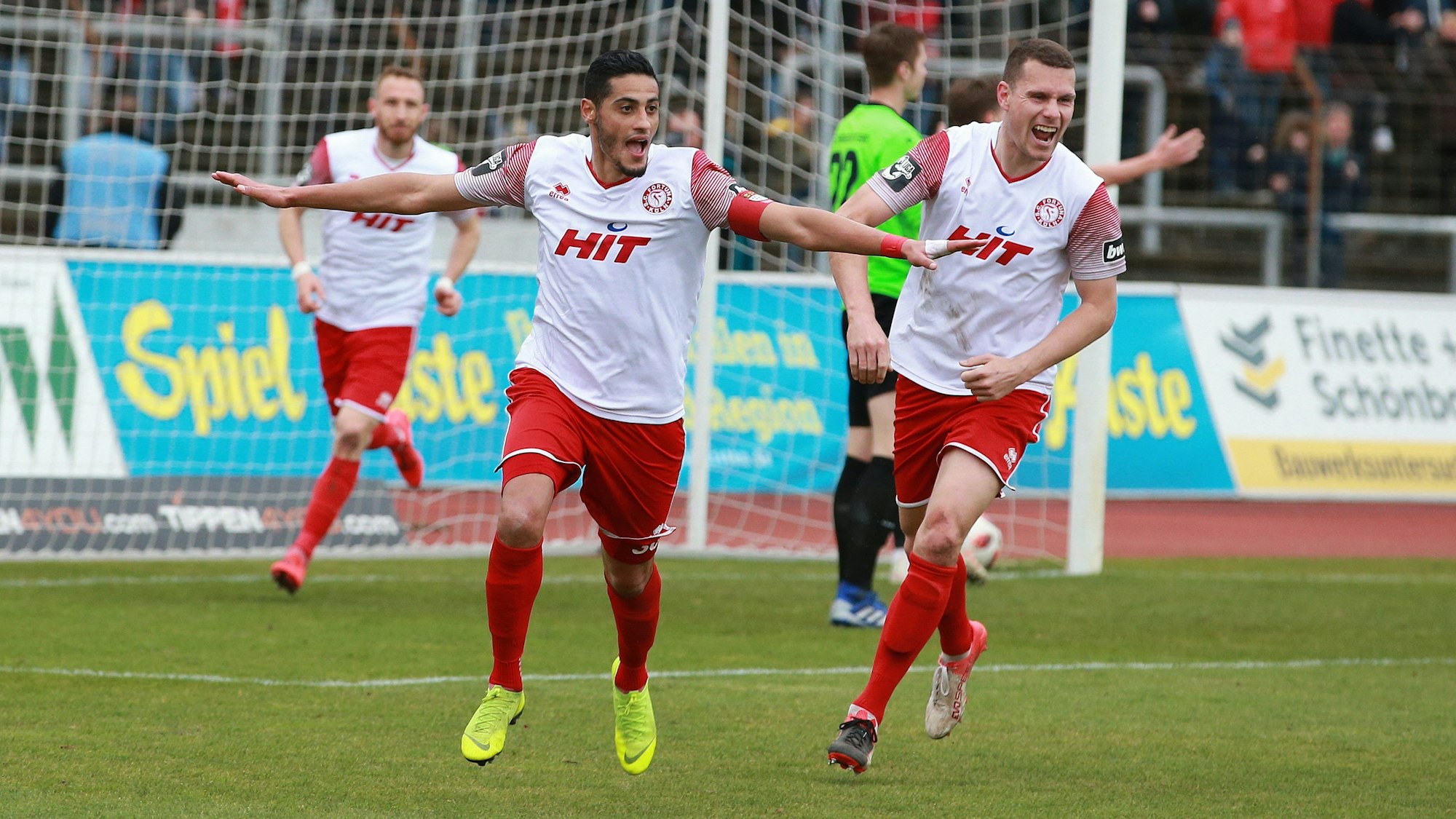 SC Fortuna Köln vs. 1.FC Kaiserslautern
3.Liga
Südstadion
von links: Jubel über den Treffer zum 2:2 Ausgleich
Torschütze Hamdi Dahmani (Fortuna), Thomas Bröker (Fortuna)
02.03.2019
Bild: Herbert Bucco