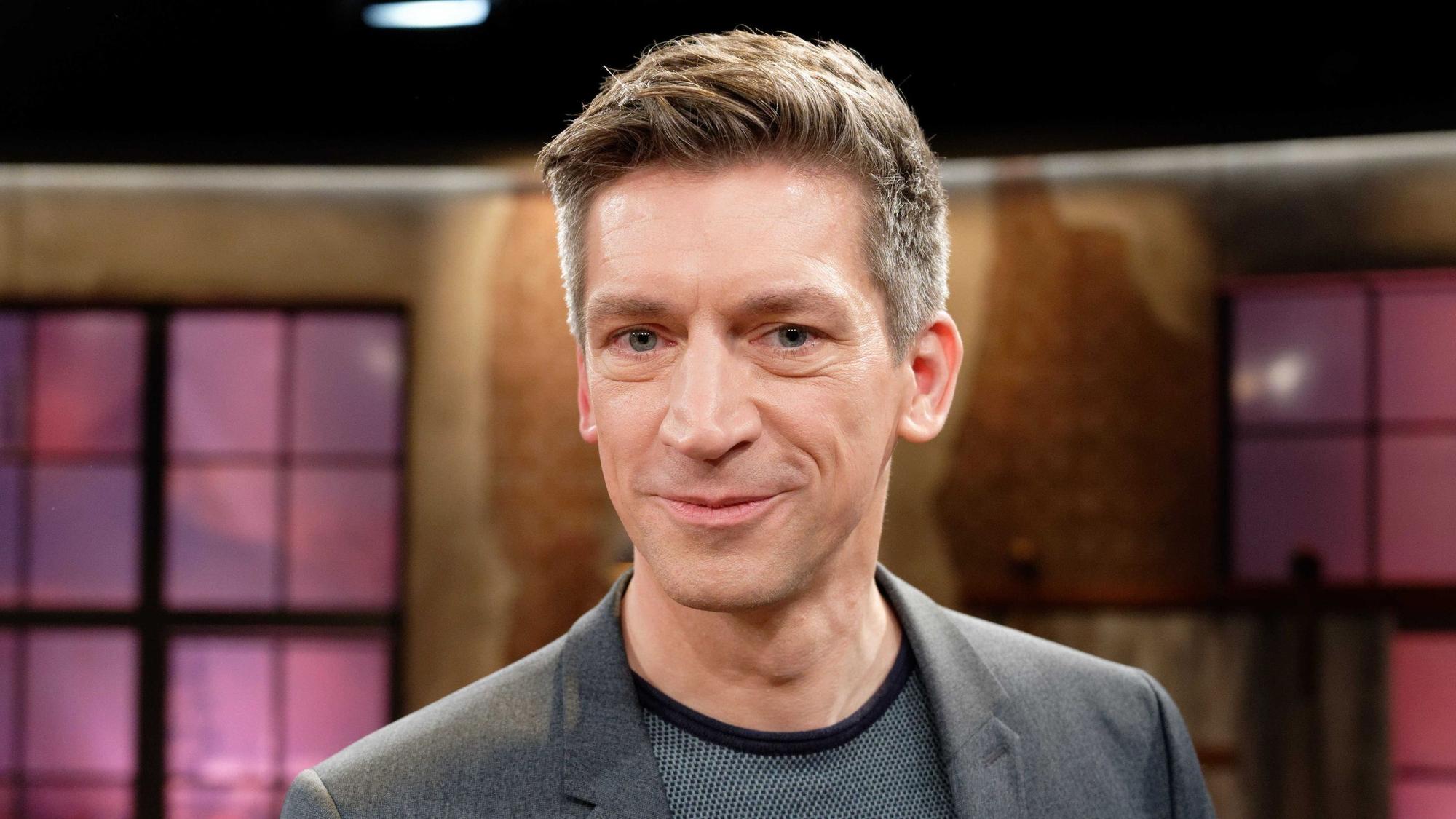 Der Moderator Steffen Hallaschka steht nach der Aufzeichnung der WDR-Talkshow „Kölner Treff“ im Studio.